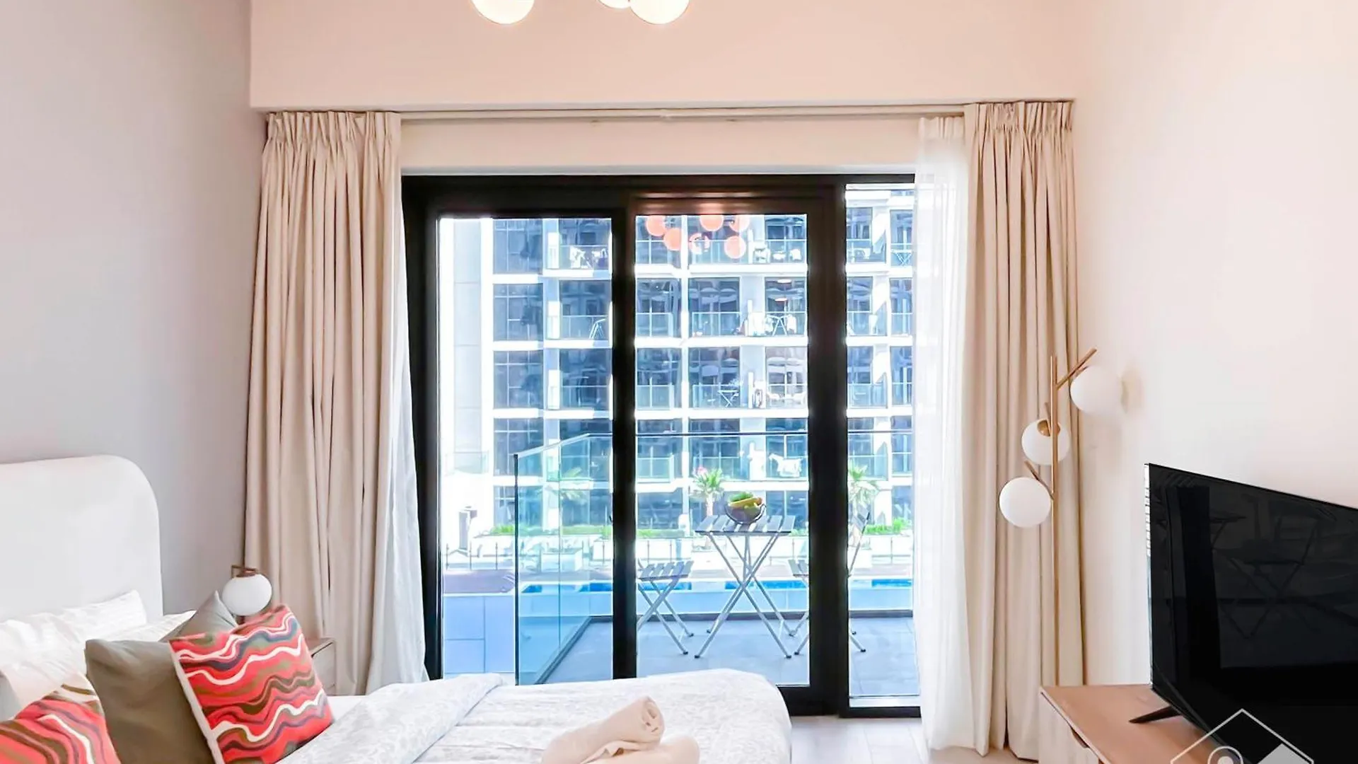 Urban Charm Studio With Balcony In Riviera Dubái